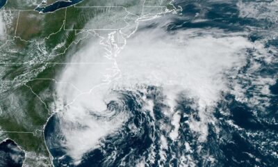 Fotografía satelital cedida este viernes, 22 de septiembre, por la Oficina Nacional de Administración Oceánica y Atmosférica (NOAA), a través del Centro Nacional de Huracanes (NHC) de Estados Unidos, en al que se registró la localización de la tormenta tropical Ophelia, en el océano Atlántico, frente a las costas estadounidenses. EFE/NOAA-NHC