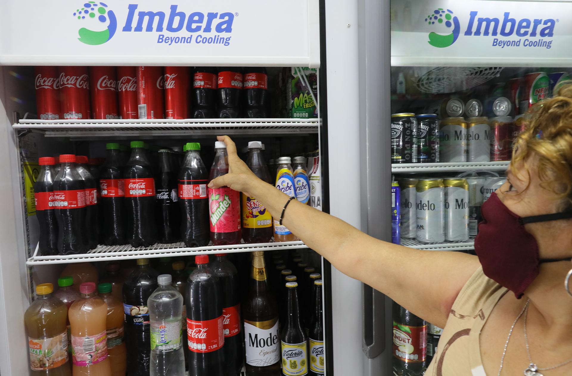 Una mujer compra bebidas azucaradas en una tienda de Ciudad de México (México), en una imagen de archivo. EFE/Alex Cruz