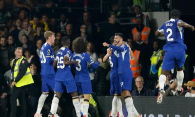 Los jugadores del Chelsea celebran el 0-2, gol de Armando Broja (2d) durante el partido de la Premier League. EFE/EPA/DAVID CLIFF