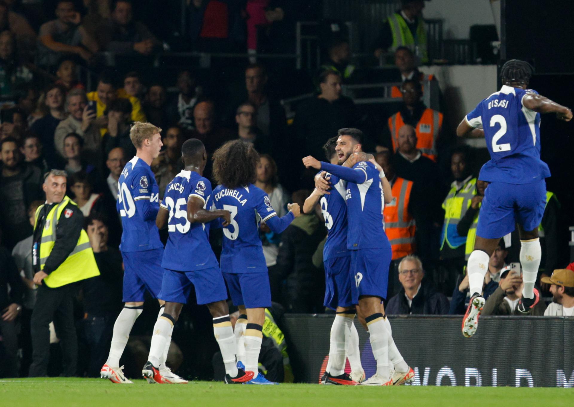 Los jugadores del Chelsea celebran el 0-2, gol de Armando Broja (2d) durante el partido de la Premier League. EFE/EPA/DAVID CLIFF