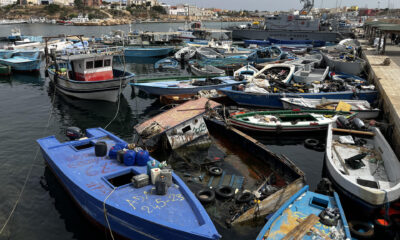 Foto de archivo de decenas de pateras usadas por los inmigrantes para cruzar el Mediterráneo que se acumulan en el puerto de la isla italiana de Lampedusa. EFE/ Gonzalo Sánchez