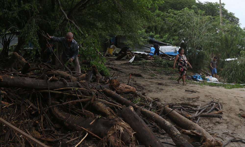 Personas retiran los escombros ocasionados por el Huracán Otis hoy, en la comunidad de la Solapa, Acapulco, estado de Guerrero (México). EFE/José Luis de la Cruz
