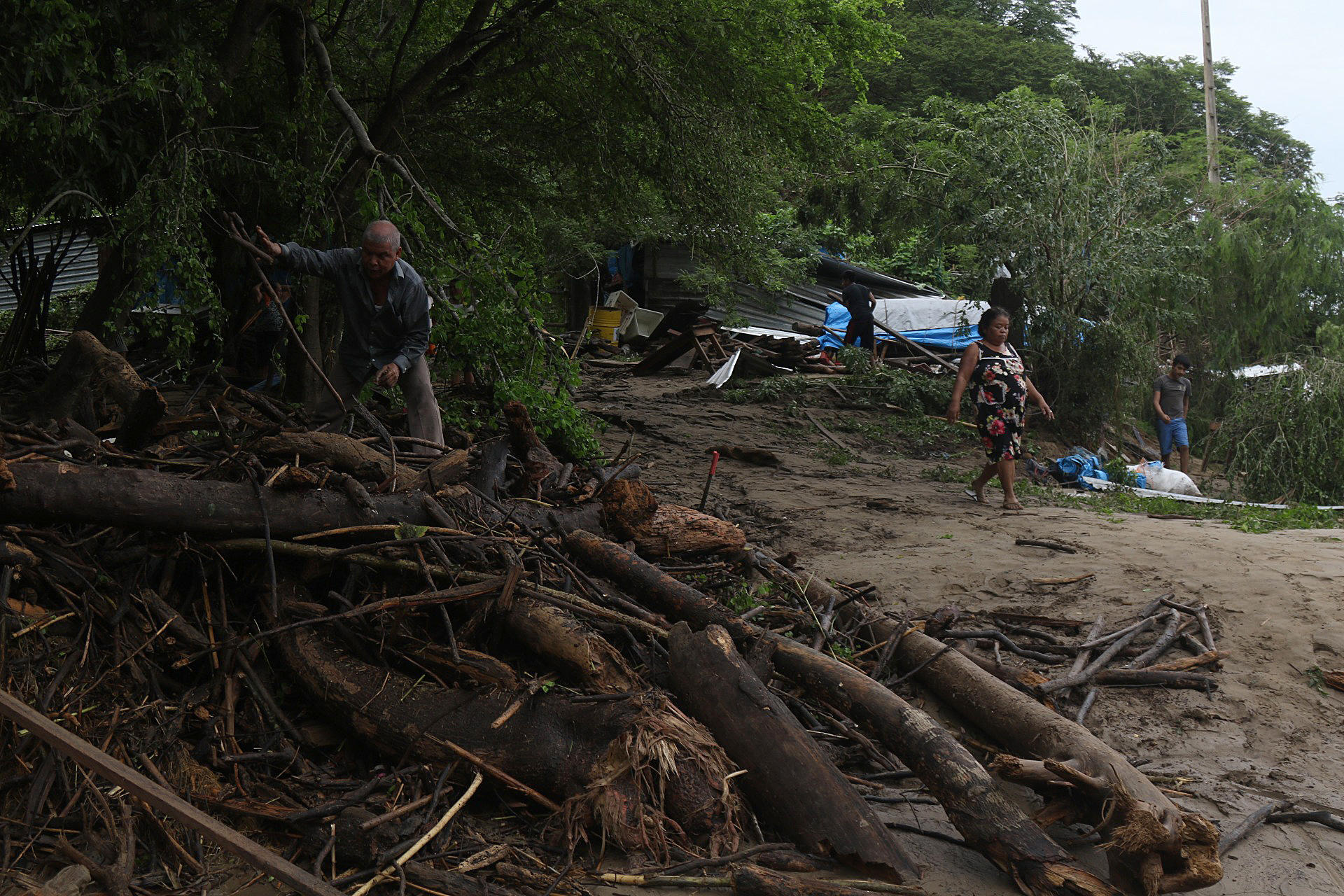 Personas retiran los escombros ocasionados por el Huracán Otis hoy, en la comunidad de la Solapa, Acapulco, estado de Guerrero (México). EFE/José Luis de la Cruz