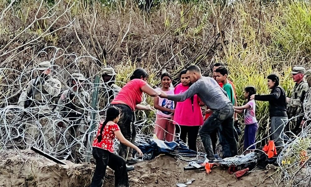 Un grupo de migrantes cruzan el río Bravo para ingresar a la frontera con Estados Unidos hoy, desde la ciudad de Matamoros (México). EFE/Abraham Pineda/MÁXIMA CALIDAD POSIBLE
