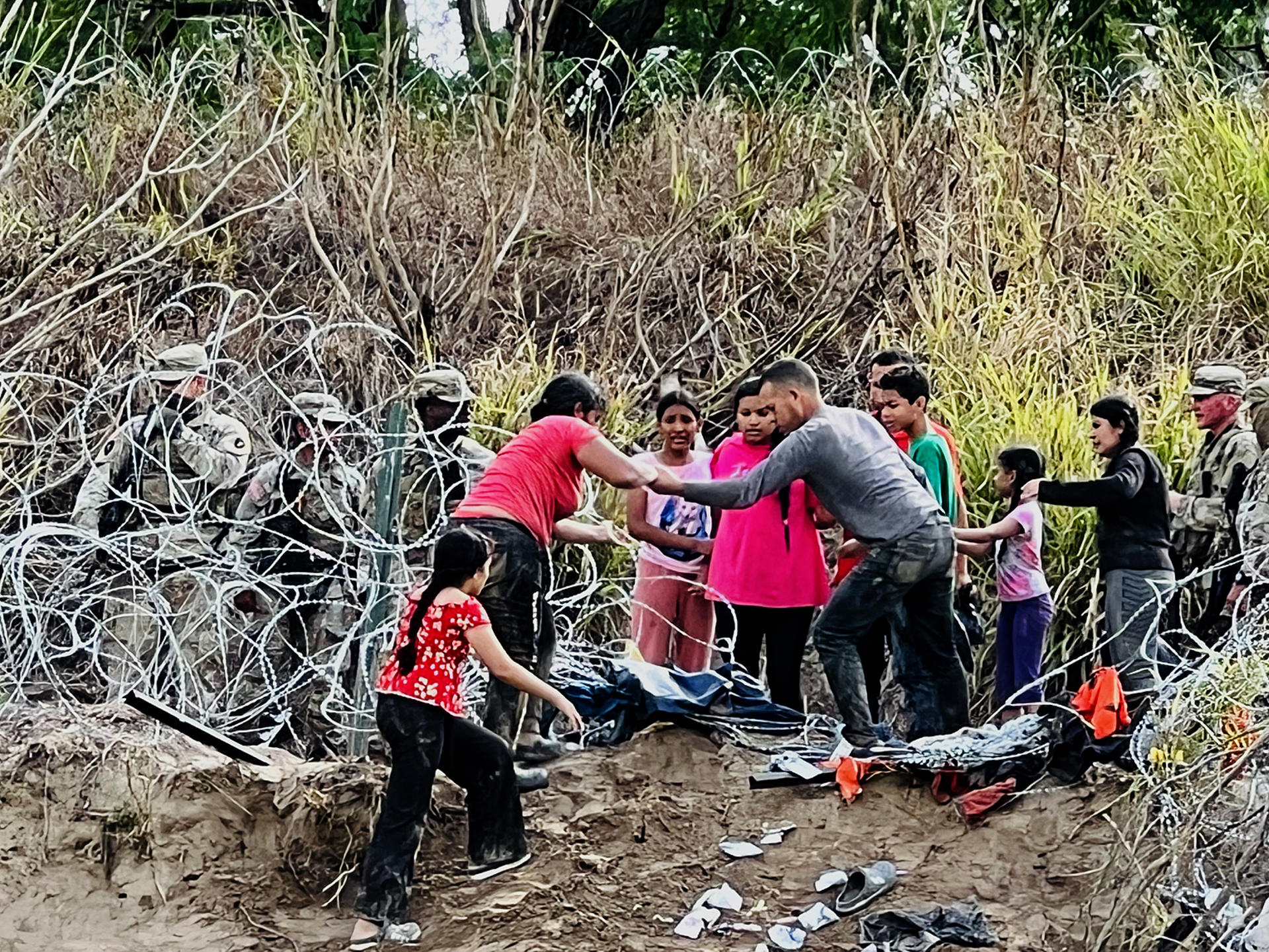 Un grupo de migrantes cruzan el río Bravo para ingresar a la frontera con Estados Unidos hoy, desde la ciudad de Matamoros (México). EFE/Abraham Pineda/MÁXIMA CALIDAD POSIBLE