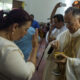 Fotografía de archivo en la que se registró al obispo auxiliar de Managua, Silvio José Báez (d), al repatir la comunión, en la capital nicaragüense. EFE/Jorge Torres