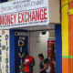 Migrantes cambian divisas en una casa de cambio hoy, en la fronteriza Tapachula, Chiapas (México). EFE/Juan Manuel Blanco