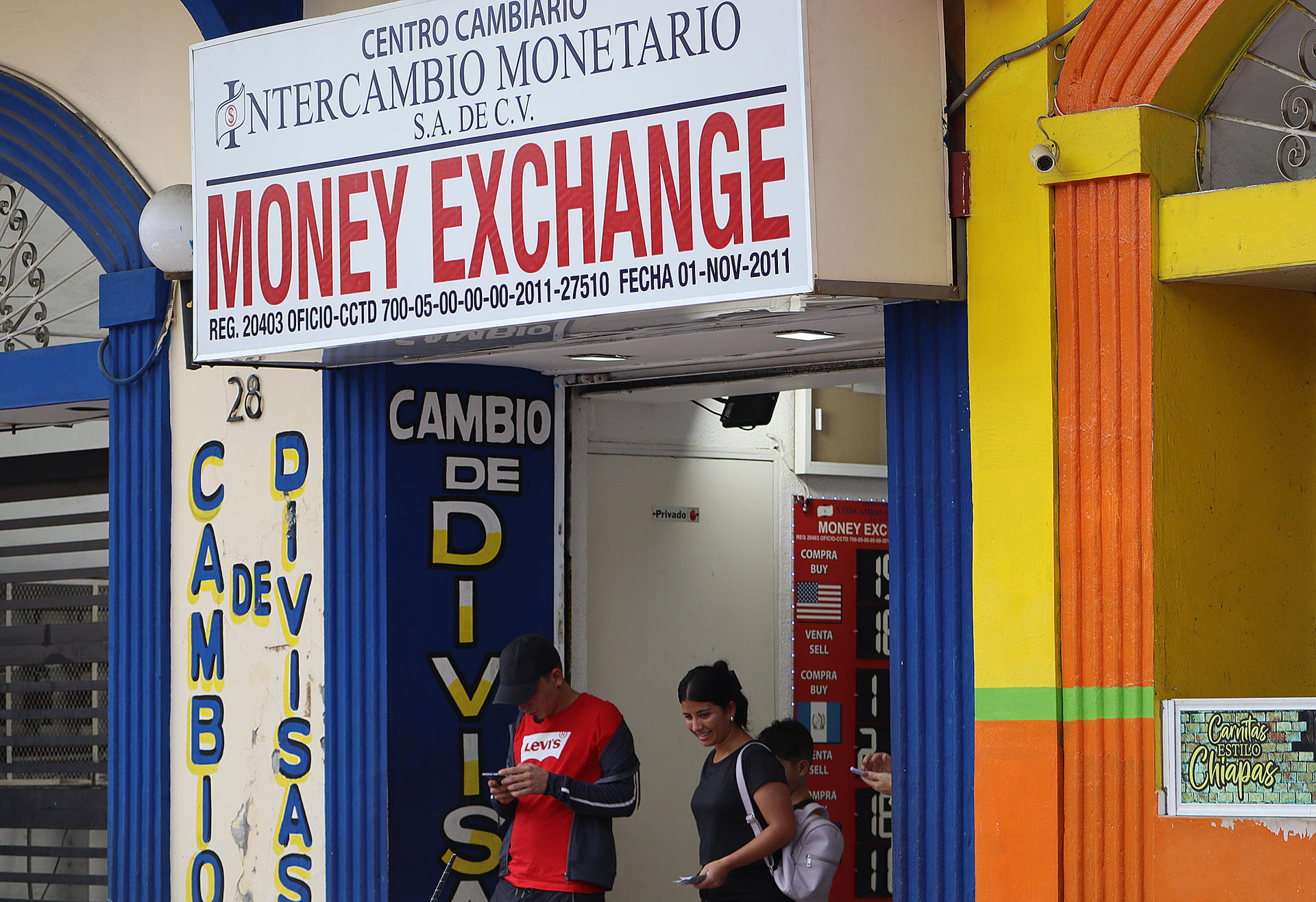 Migrantes cambian divisas en una casa de cambio hoy, en la fronteriza Tapachula, Chiapas (México). EFE/Juan Manuel Blanco