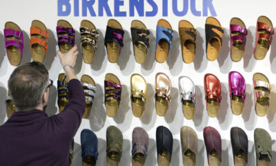 Un empleado organiza zapatos de la marca Birkenstock, en una fotografía de archivo. EPA/SOEREN STACHE