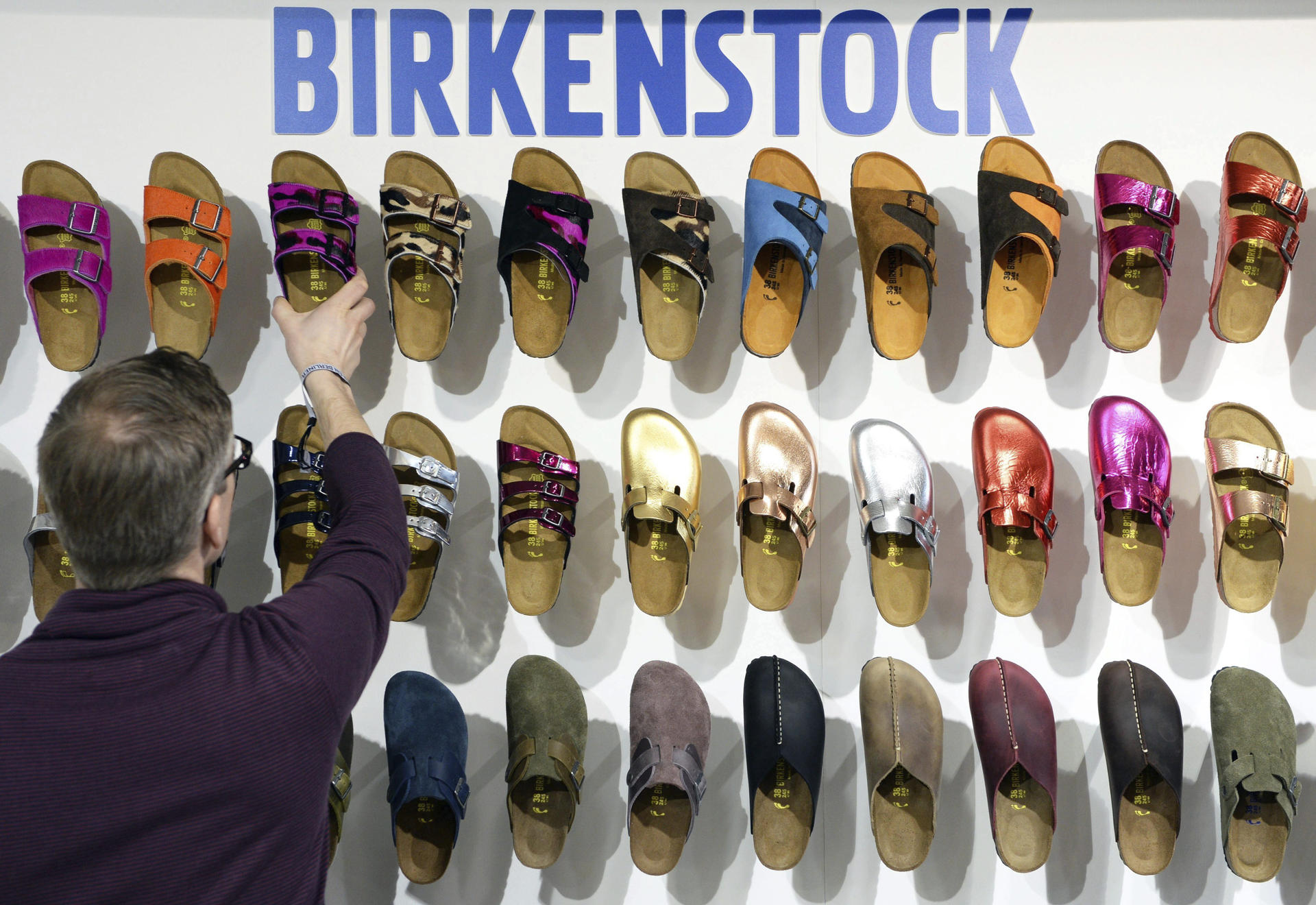 Un empleado organiza zapatos de la marca Birkenstock, en una fotografía de archivo. EPA/SOEREN STACHE