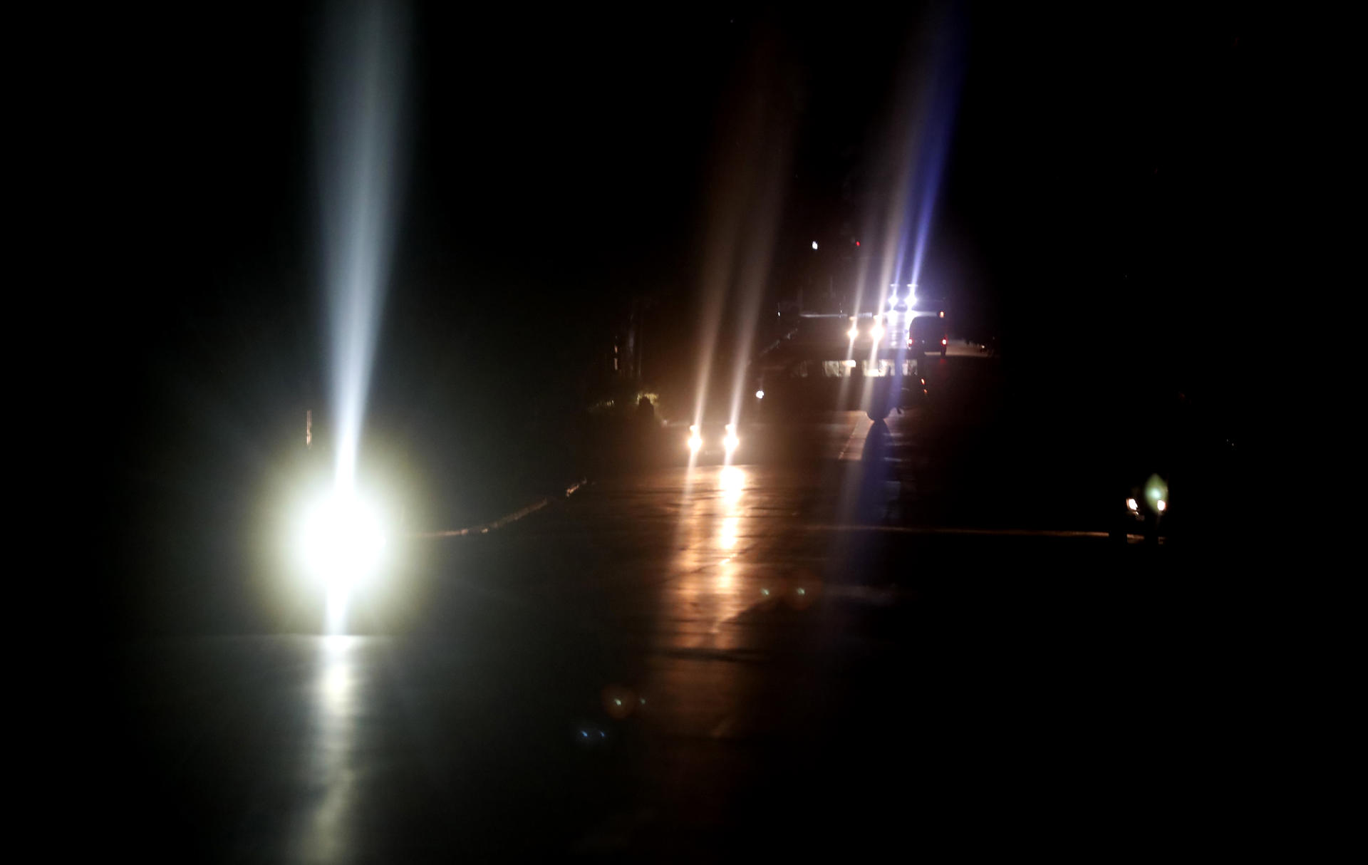 Fotografía de archivo en la que se registró el paso de varios autos en medio de una calle sin iluminación, durante uno de los frecuentes apagones eléctricos, en La Habana (Cuba). EFE/Ernesto Mastrascusa