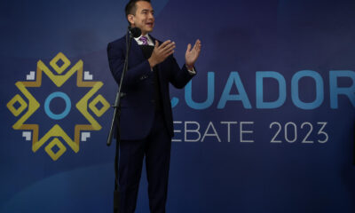 El candidato presidencial Daniel Noboa habla en las instalaciones de Ecuador TV tras finalizar el debate presidencial 2023, junto a la candidata del movimiento Revolución Ciudadana Luisa González, hoy en Quito (Ecuador). EFE/José Jácome