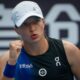 Iga Swiatek de Polonia reacciona durante su partido contra Sara Sorribes Tormo de España en el torneo de tenis abierto de China en Beijing, China. EFE/EPA/MARK R. CRISTINO