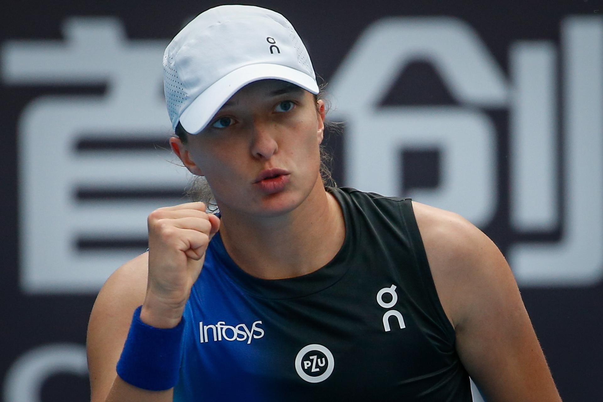 Iga Swiatek de Polonia reacciona durante su partido contra Sara Sorribes Tormo de España en el torneo de tenis abierto de China en Beijing, China. EFE/EPA/MARK R. CRISTINO
