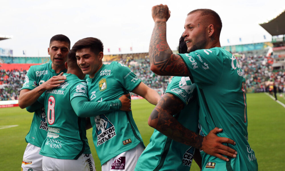 Nicolás López (d) del León celebra un gol anotado al Toluca, durante un juego por la jornada 13 del torneo Apertura 2023 de la Liga MX del fútbol mexicano, hoy en el estadio León, estado de Guanajuato (México). EFE/Luis Ramírez