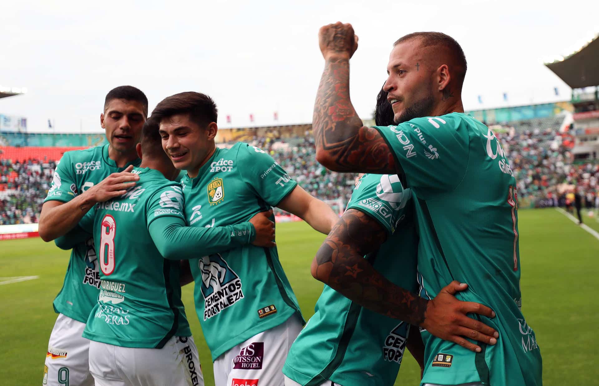 Nicolás López (d) del León celebra un gol anotado al Toluca, durante un juego por la jornada 13 del torneo Apertura 2023 de la Liga MX del fútbol mexicano, hoy en el estadio León, estado de Guanajuato (México). EFE/Luis Ramírez