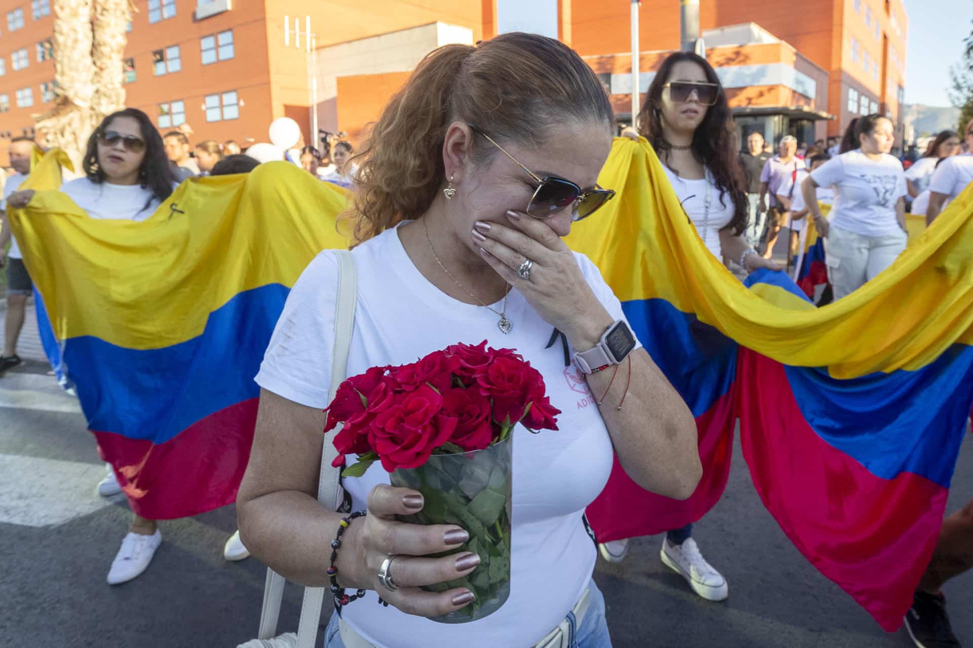 Amigos de los fallecidos en el incendio de las discotecas La Fonda Milagros y Teatre, en la ciudad española de Murcia, muestran su apoyo a las familias de las víctimas. EFE/Marcial Guillén