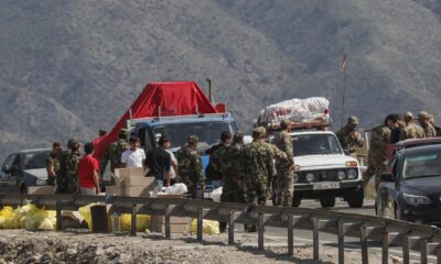 Militares armenios revisan los coches de armenios de Nagorno-Karabaj mientras cruzan la frontera con Azerbaiyán cerca de la aldea de Kornidzor, Armenia, el 29 de septiembre de 2023.EFE/EPA/ANATOLY MALTSEV
