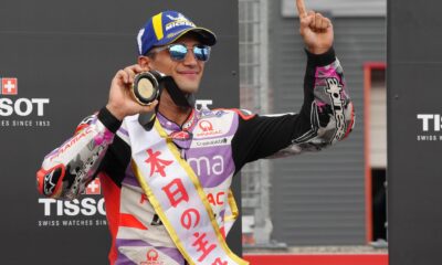 El piloto español Jorge Martín celebra en el podio tras sumar su tercera victoria de la temporada al vencer un Gran Premio de Japón de MotoGP en el circuito "Mobility Resort" de Motegi (Japón). EFE/ Kimimasa Mayama