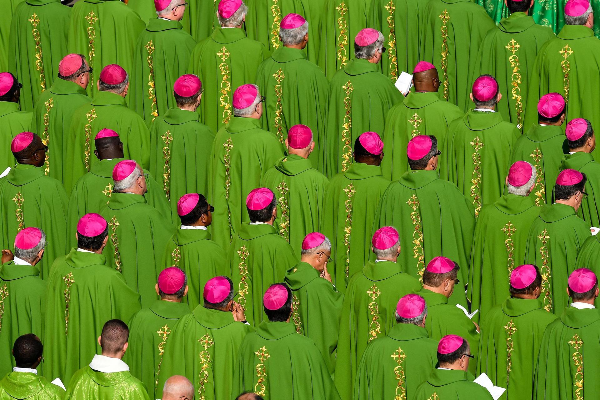 Obispos asisten a la misa de apertura de un Sínodo en la Plaza de San Pedro en 2018. EFE/ Alessandro Di Meo