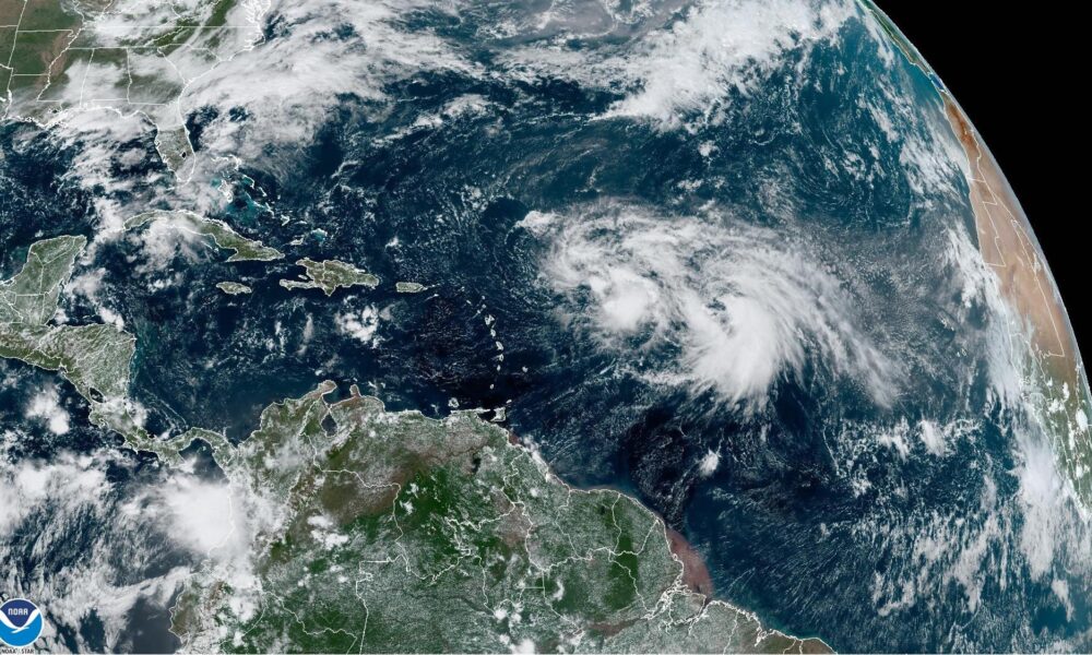Fotografía satelital cedida por la Oficina Nacional de Administración Oceánica y Atmosférica (NOAA) a través del Centro Nacional de Huracanes (NHC) de Estados Unidos donde se muestra la localización de las tormentas tropicales Philippe y Rina en el Atlántico. EFE/ NOAA-NHC / SOLO USO EDITORIAL/ SOLO DISPONIBLE PARA ILUSTRAR LA NOTICIA QUE ACOMPAÑA (CRÉDITO OBLIGATORIO)