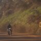 Un motociclista circula por una carretera cubierta de polvo debido a la contaminación en Kuantan (Malasia), en una imagen de archivo. EFE/Fazry Ismail