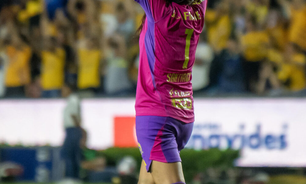 Fotografía de archivo de Aurora Santiago portera de Tigres, quien celebra un gol. EFE/ Miguel Sierra
