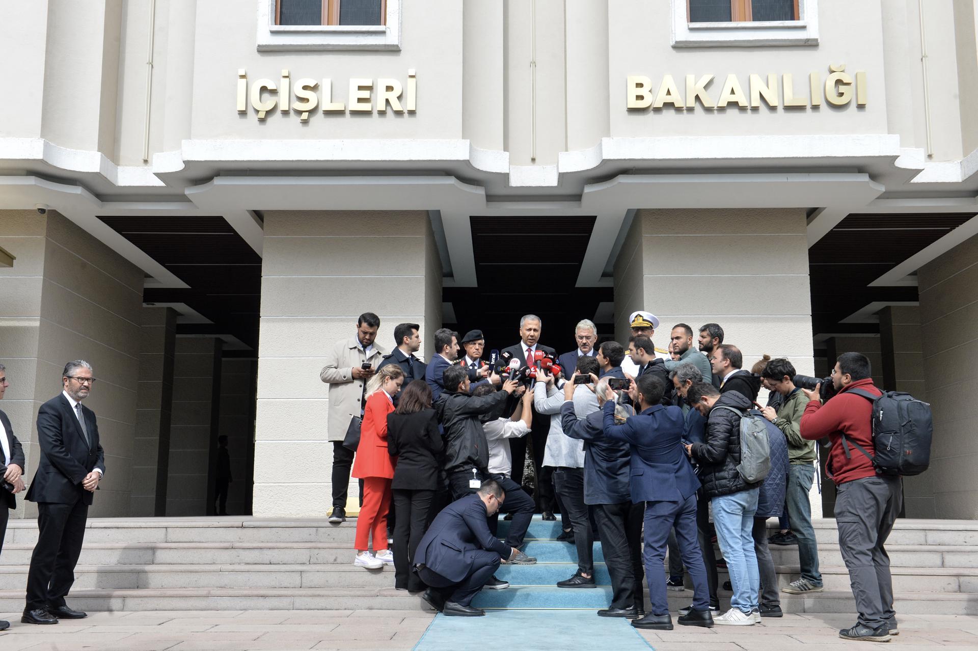 El ministro del Interior turco, Ali Yerlikaya, habla a la prensa tras el atentado de este domingo frente a la entrada al Ministerio que dirige.
EFE/EPA/NECATI SAVAS