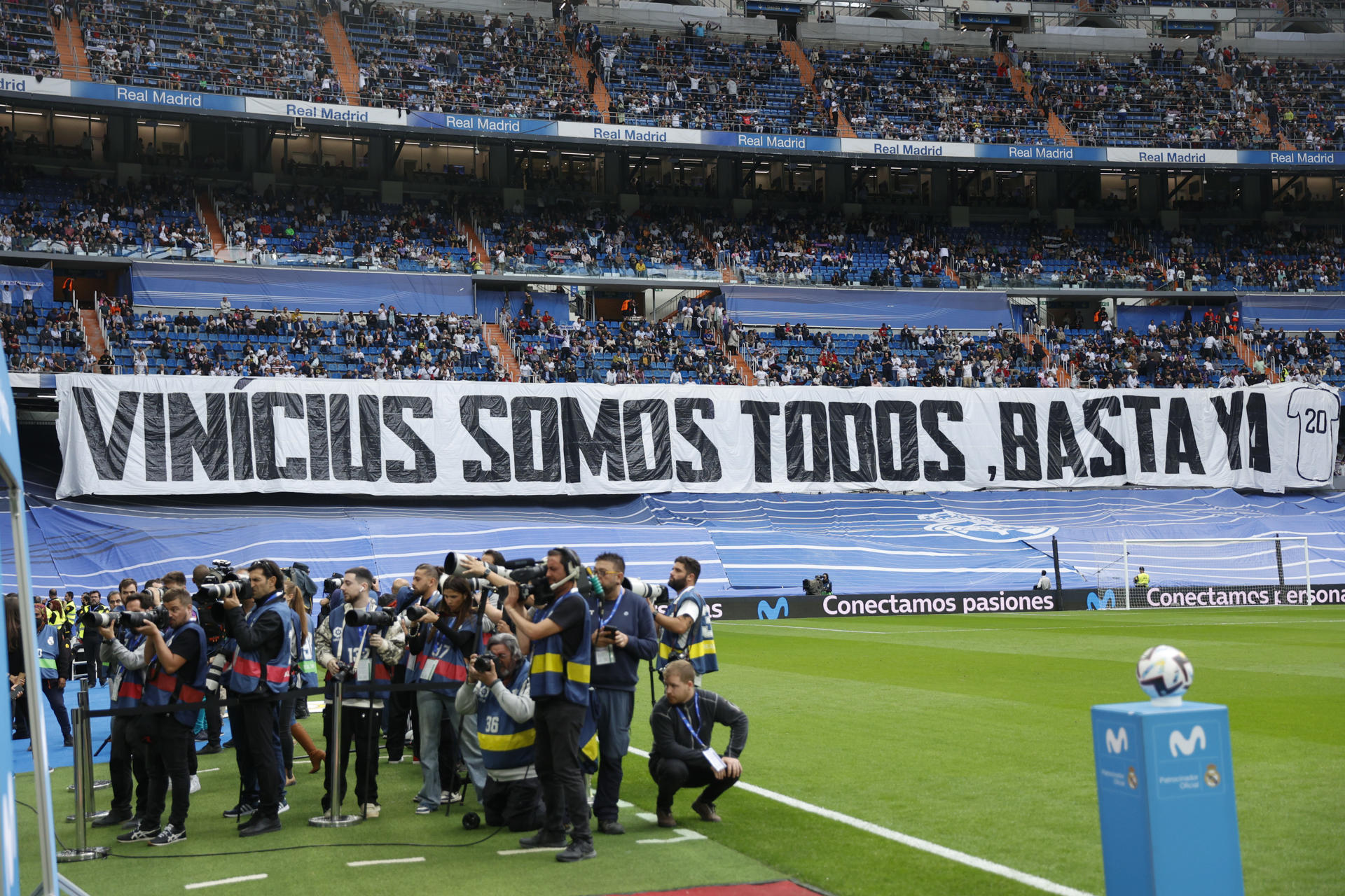 Fotografía de una pancarta de apoyo a Vinícius Jr. en un acto con motivo de los casos de racismo ocurridos en el partido ante el Valencia. EFE/ Rodrigo Jiménez