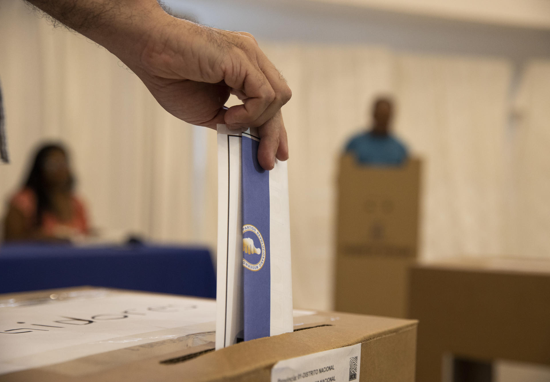 Un elector vota en las elecciones primarias del Partido Revolucionario Moderno (PRM) hoy, en Santo Domingo (República Dominicana). EFE/ Orlando Barría