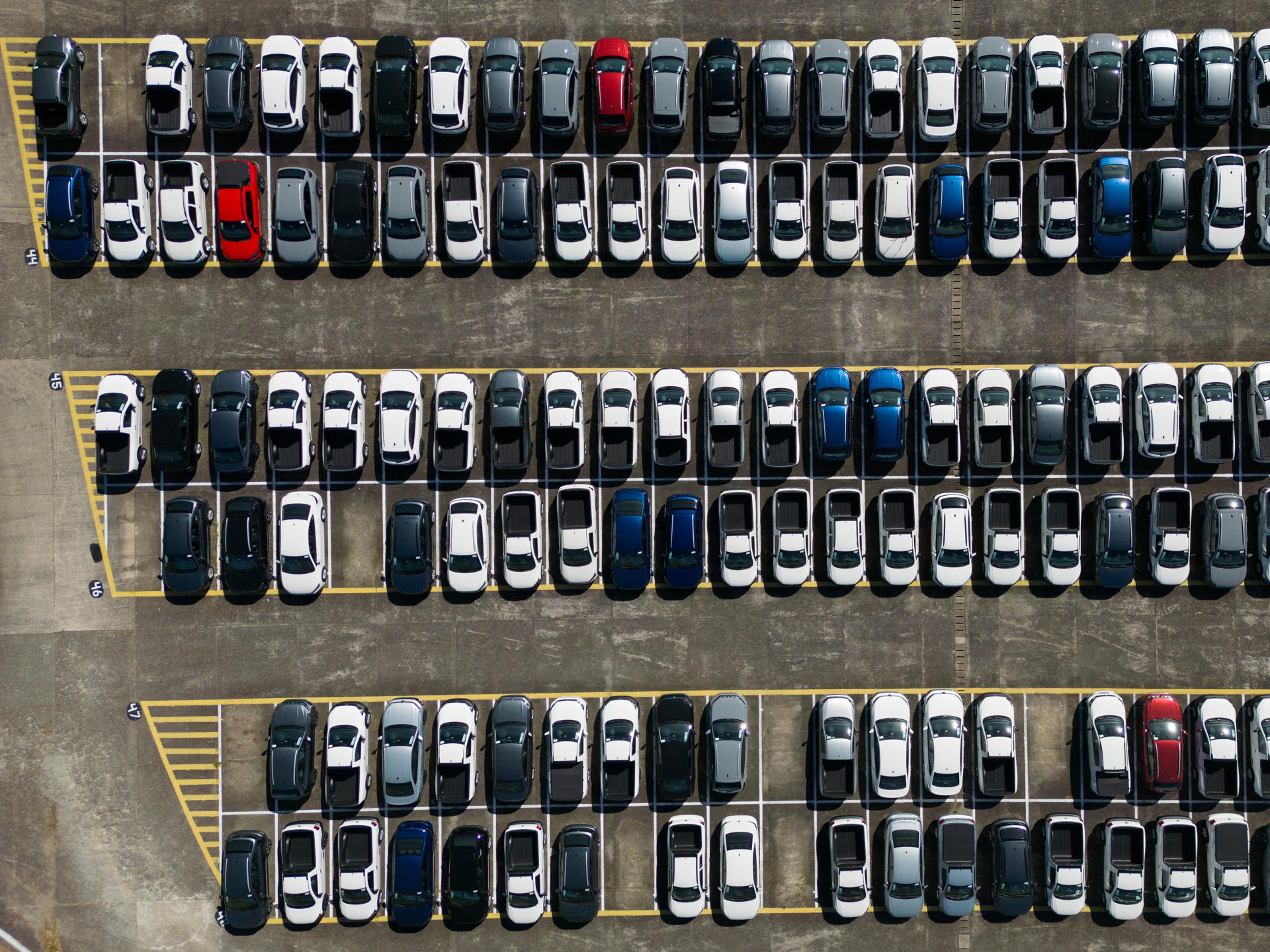 Fotografía aérea que muestra el patio de la fábrica de autos Volkswagen, en una fotografía de archivo. EFE/ Isaac Fontana