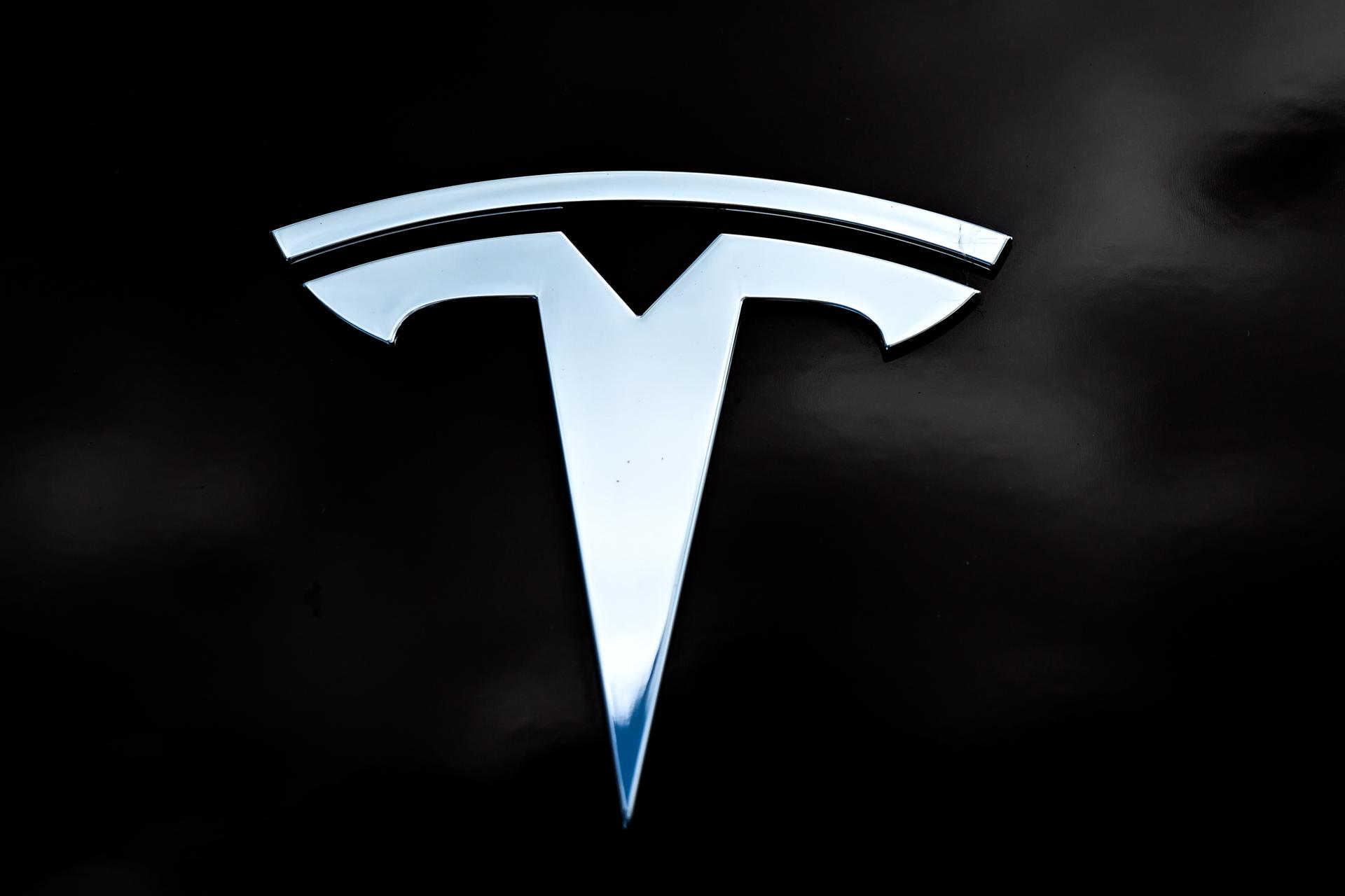 Fotografía de archivo del logo de Tesla. EFE/EPA/FILIP SINGER