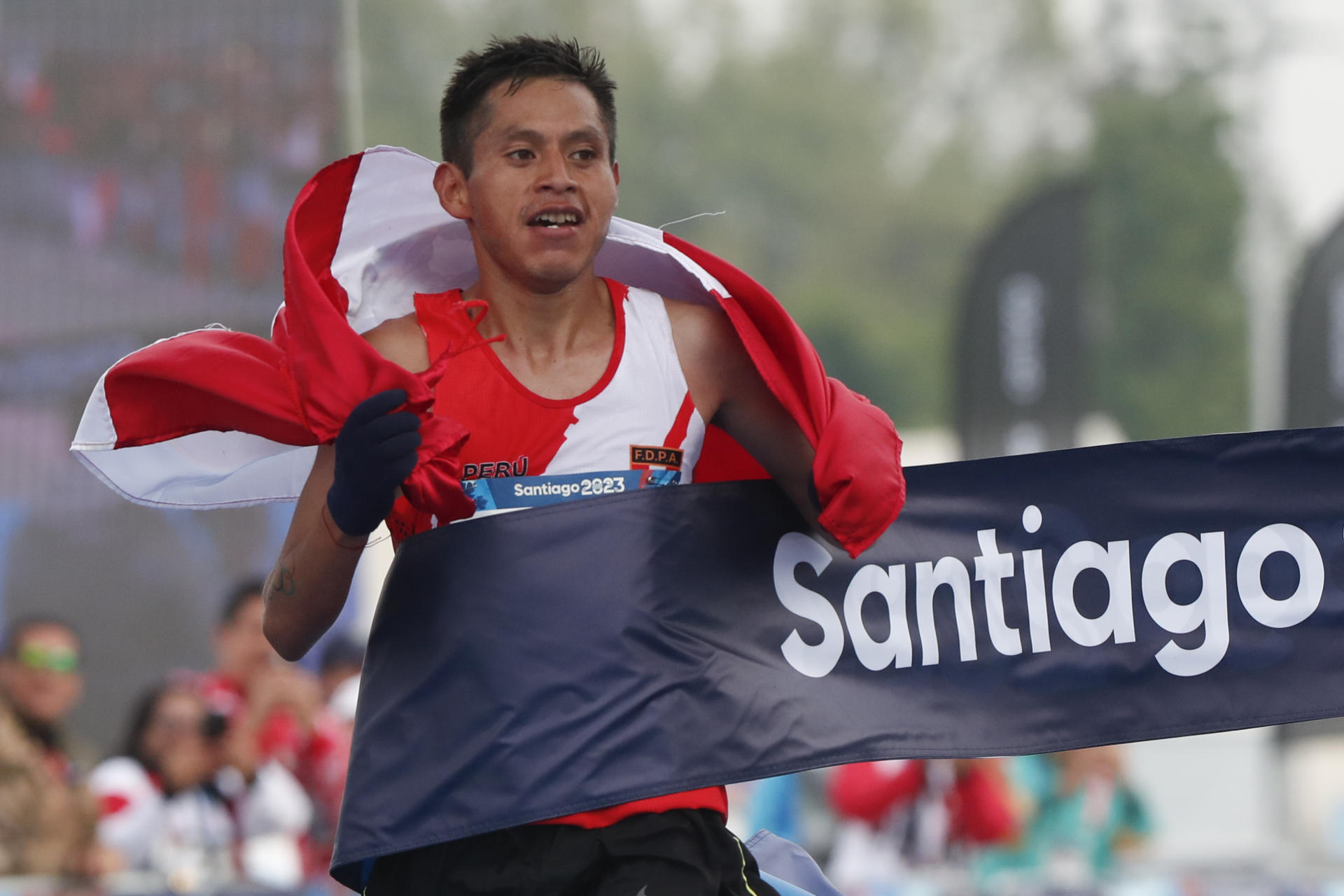 El atleta peruano Cristhian Pacheco fue registrado este domingo, 22 de octubre, al ganar el maratón masculino de los Juegos Panamericanos 2023, en Santiago de Chile. EFE/Ailen Díaz