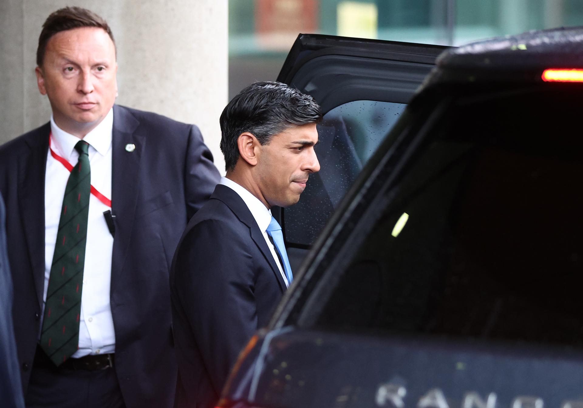 El primer ministro británico, Rishi Sunak, abandona los estudios de la BBC antes del congreso del Partido Conservador, en Salford, Gran Bretaña, el 1 de octubre de 2023. EFE/EPA/ADAM VAUGHAN
