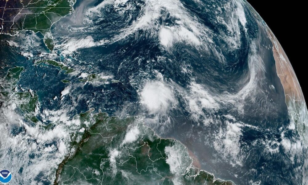 Fotografía satelital cedida este lunes, 2 de octubre, por la Oficina Nacional de Administración Oceánica y Atmosférica (NOAA), a través del Centro Nacional de Huracanes (NHC) de Estados Unidos, en la que se registró la localización de la tormenta tropical Philippe en el océano Atlántico. EFE/NOAA-NHC