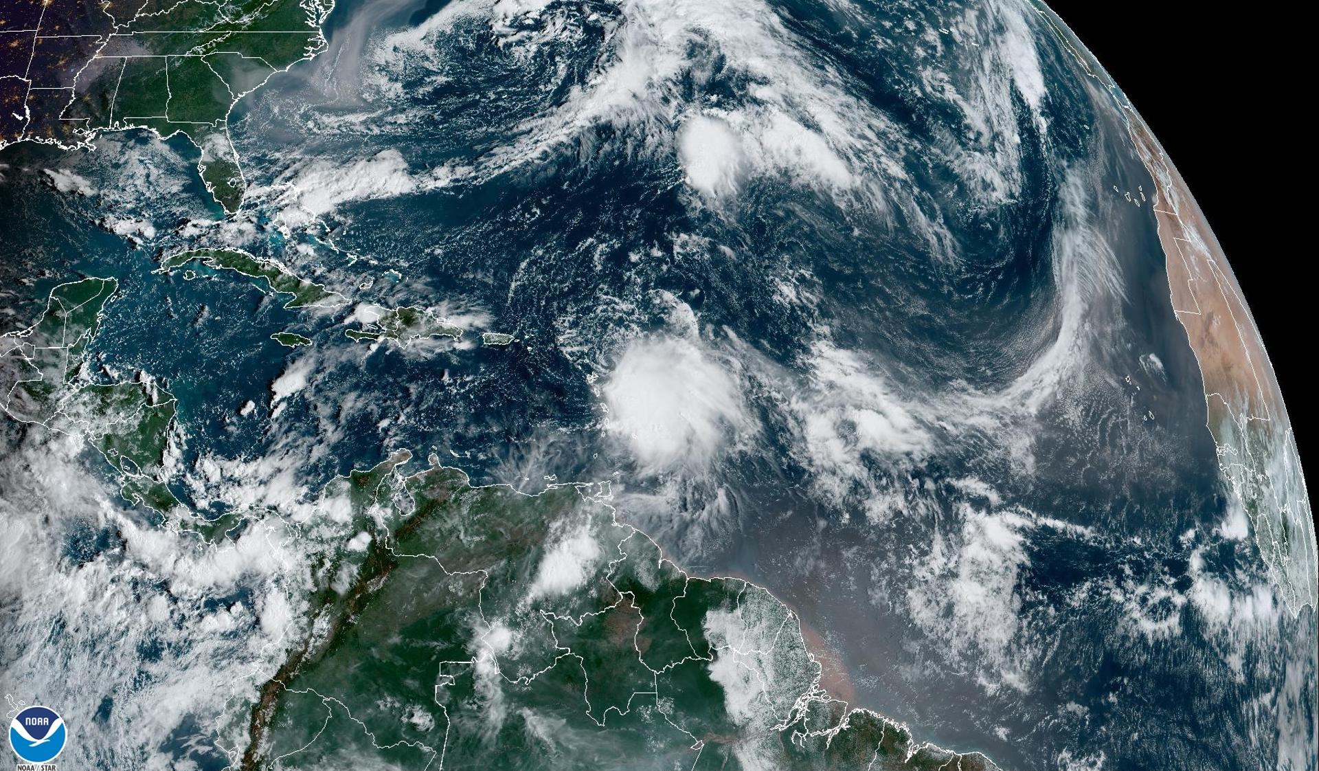 Fotografía satelital cedida este lunes, 2 de octubre, por la Oficina Nacional de Administración Oceánica y Atmosférica (NOAA), a través del Centro Nacional de Huracanes (NHC) de Estados Unidos, en la que se registró la localización de la tormenta tropical Philippe en el océano Atlántico. EFE/NOAA-NHC
