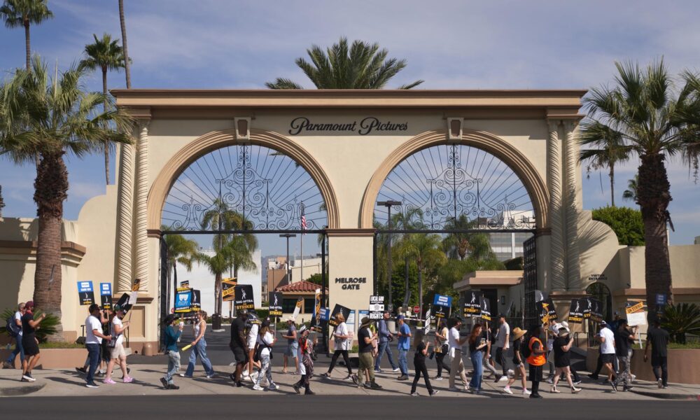 Imagen del pasado 27 de septiembre, de miembros de la WGA (Writers Guild of America) continúan apoyando a los miembros en huelga de SAG-AFTRA (Screen Actors Guild-American Federation of Television and Radio Artists) afuera de Paramount Studios en Los Ángeles, California, EE. UU..EFE/EPA/ALLISON