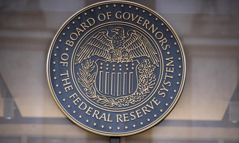 Fotografía de archivo en la que se registró un escudo de la Reserva Federal de Estados Unidos, a la entrada de su sede principal, en Washington DC (EE.UU.). EFE/Michael Reynolds