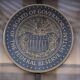Fotografía de archivo en la que se registró un escudo de la Reserva Federal de Estados Unidos, a la entrada de su sede principal, en Washington DC (EE.UU.). EFE/Michael Reynolds