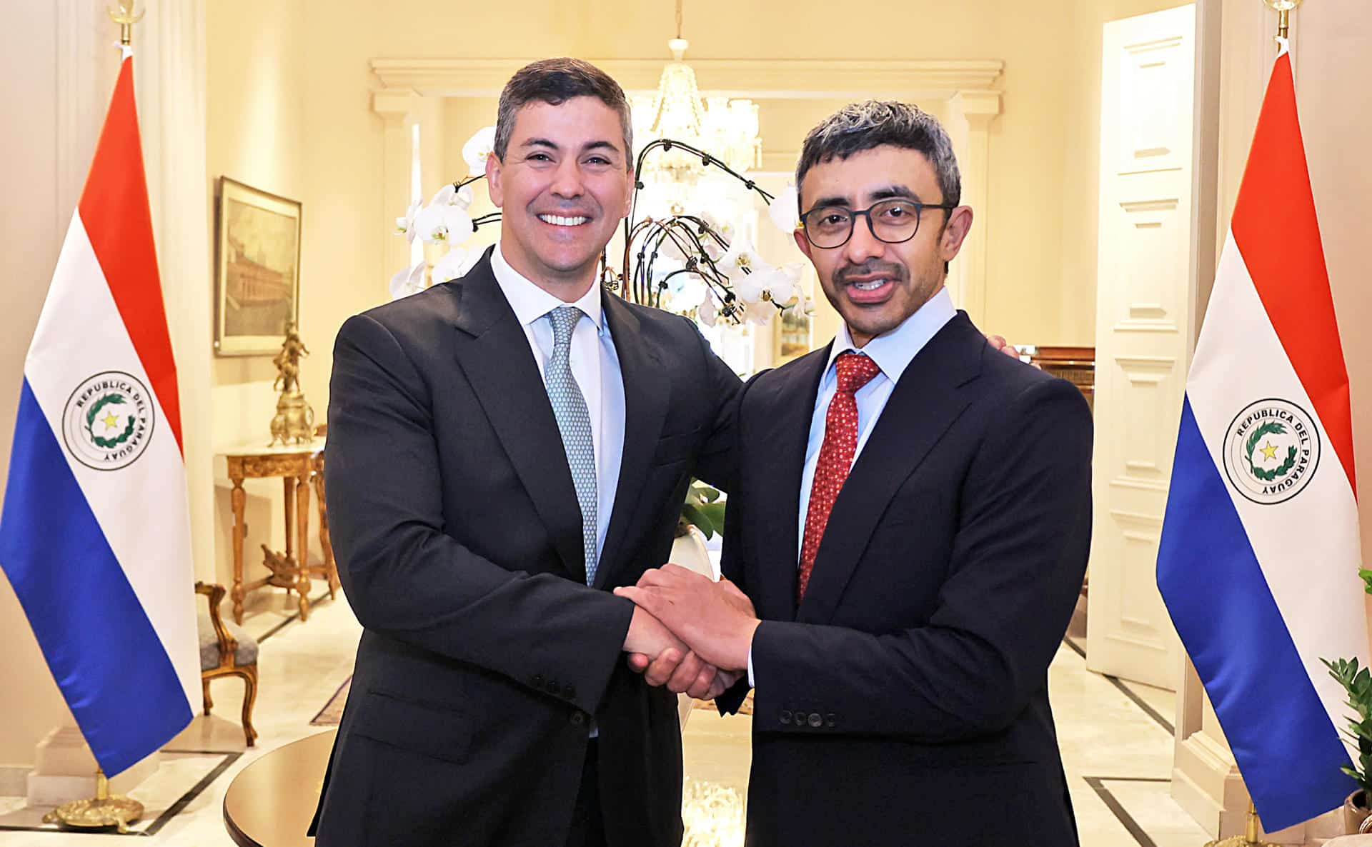 Fotografía cedida hoy por la Presidencia de Paraguay que muestra al mandatario Santiago Peña (i) mientras posa junto al ministro de Exteriores de Emiratos Árabes Unidos, Abdullah bin Zayed Al Nahyan, durante una reunión en Asunción (Paraguay). EFE/ Presidencia de Paraguay