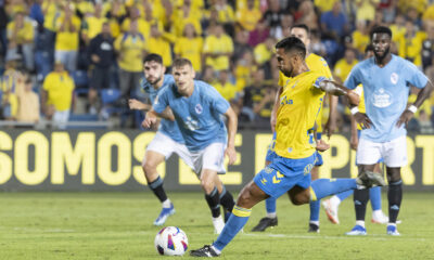 El delantero de Las Palmas Jonatan Viera (c) lanza el penalti para marcar el 1-1, durante el partido de LaLiga que UD Las Palmas y Celta de Vigo han disputado este lunes en el estadio de Gran Canaria. EFE/Quique Curbelo