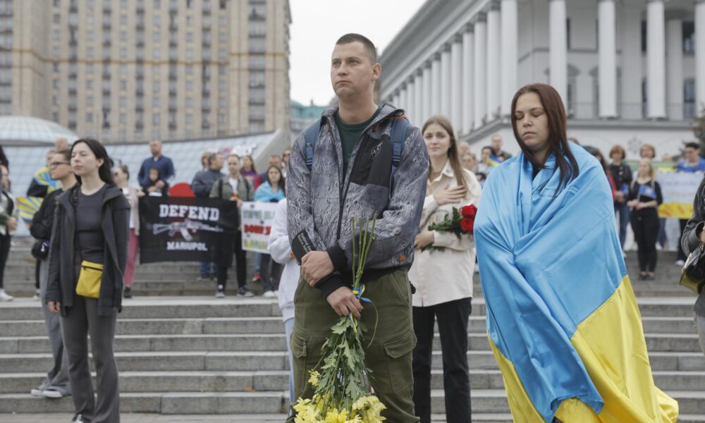 Ucranianos guardan este domingo 1 de octubre un minuto de silencio por sus soldados caídos en la guerra con Rusia, al conemorarse el Día de los Defensores. EFE/EPA/SERGEY DOLZHENKO 27646