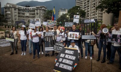 Un grupo de ciudadanos fue registrado el pasado 19 de septiembre, durante una protesta por lo que consideran encarcelaciones injustas y por la liberación de los considerados presos políticos, en una plazoleta de Caracas (Venezuela). EFE/Miguel Gutiérrez