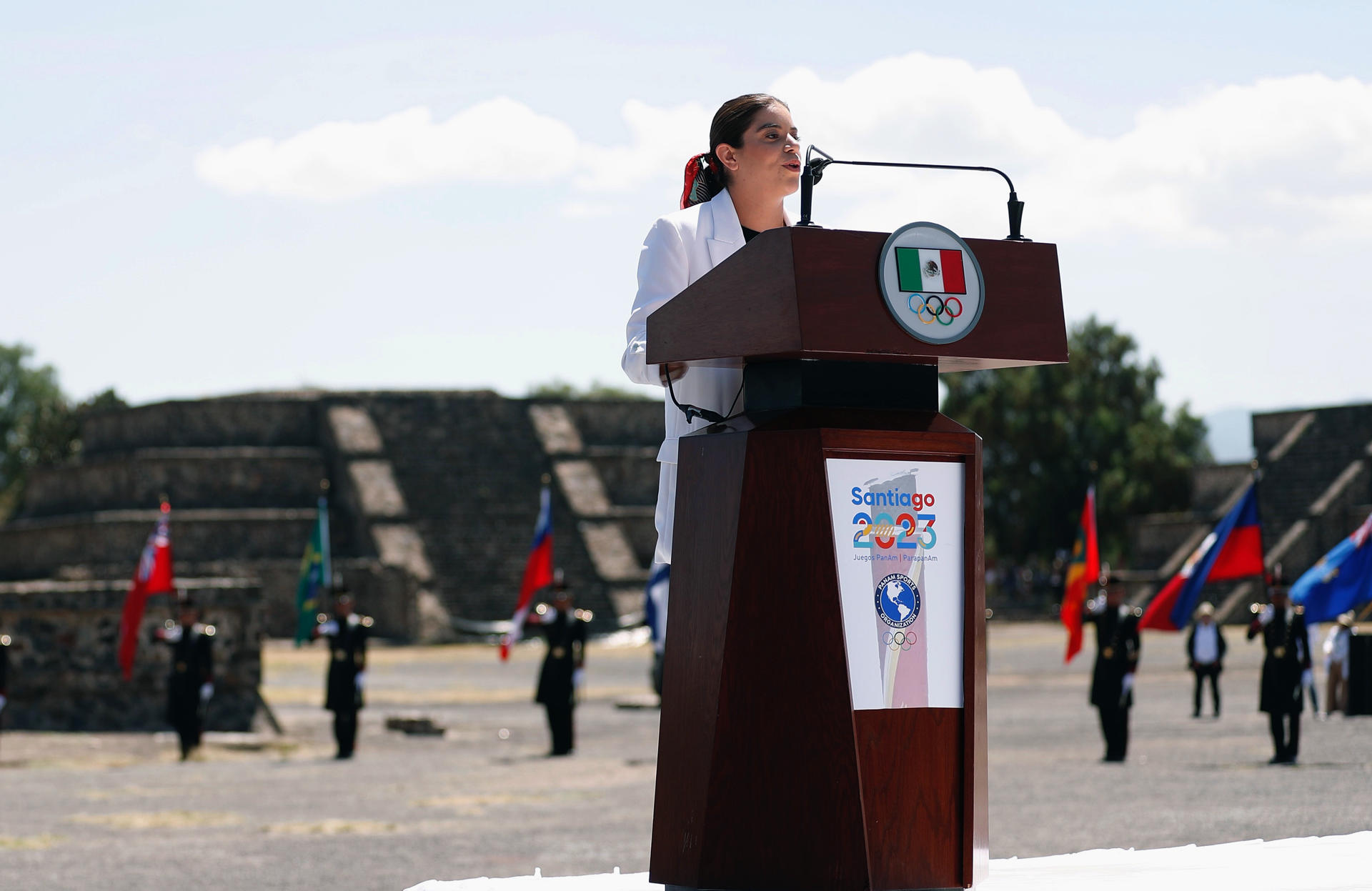La clavadista olímpica mexicana Alejandra Orozco habla durante la ceremonia del encendido del fuego de los XIX Juegos Panamericanos 2023, el 29 de septiembre de 2023, en Teotihuacán (México). EFE/ Sáshenka Gutiérrez