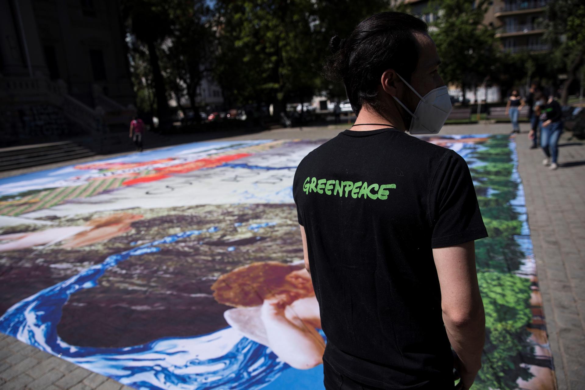 Fotografía de archivo en la que se registró a un activista de Greenpeace, frente al Museo de Arte Contemporáneo de Santiago de Chile. EFE/Alberto Valdés