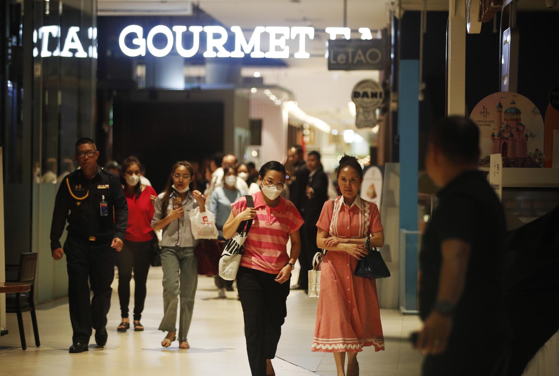 La Policía de Tailandia detuvo a un menor de 14 años como supuesto autor de un tiroteo ocurrido este martes en un lujoso centro comercial de Bangkok, en el que ha muerto al menos una persona, mientras que dos heridos se encuentran graves. EFE/EPA/Rungroj Yongrit