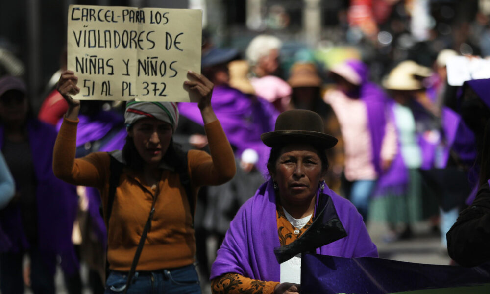 Mujeres participan de una protesta que exige al parlamento aprobar leyes en contra de delitos sexuales, hoy en La Paz (Bolivia). EFE/Luis Gandarillas