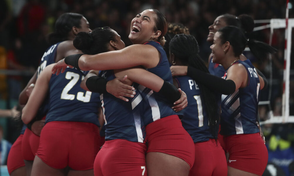 Jugadoras de República Dominicana celebran al ganar la medalla de oro en voleibol femenino hoy, durante los Juegos Panamericanos 2023 en Santiago (Chile). EFE/ Osvaldo Villarroel