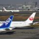 Vista de algunos aviones estacionados en la pista del Aeropuerto Internacional de Haneda en Tokio, Japón, en una fotografía de archivo. EFE/EPA/FRANCK ROBICHON