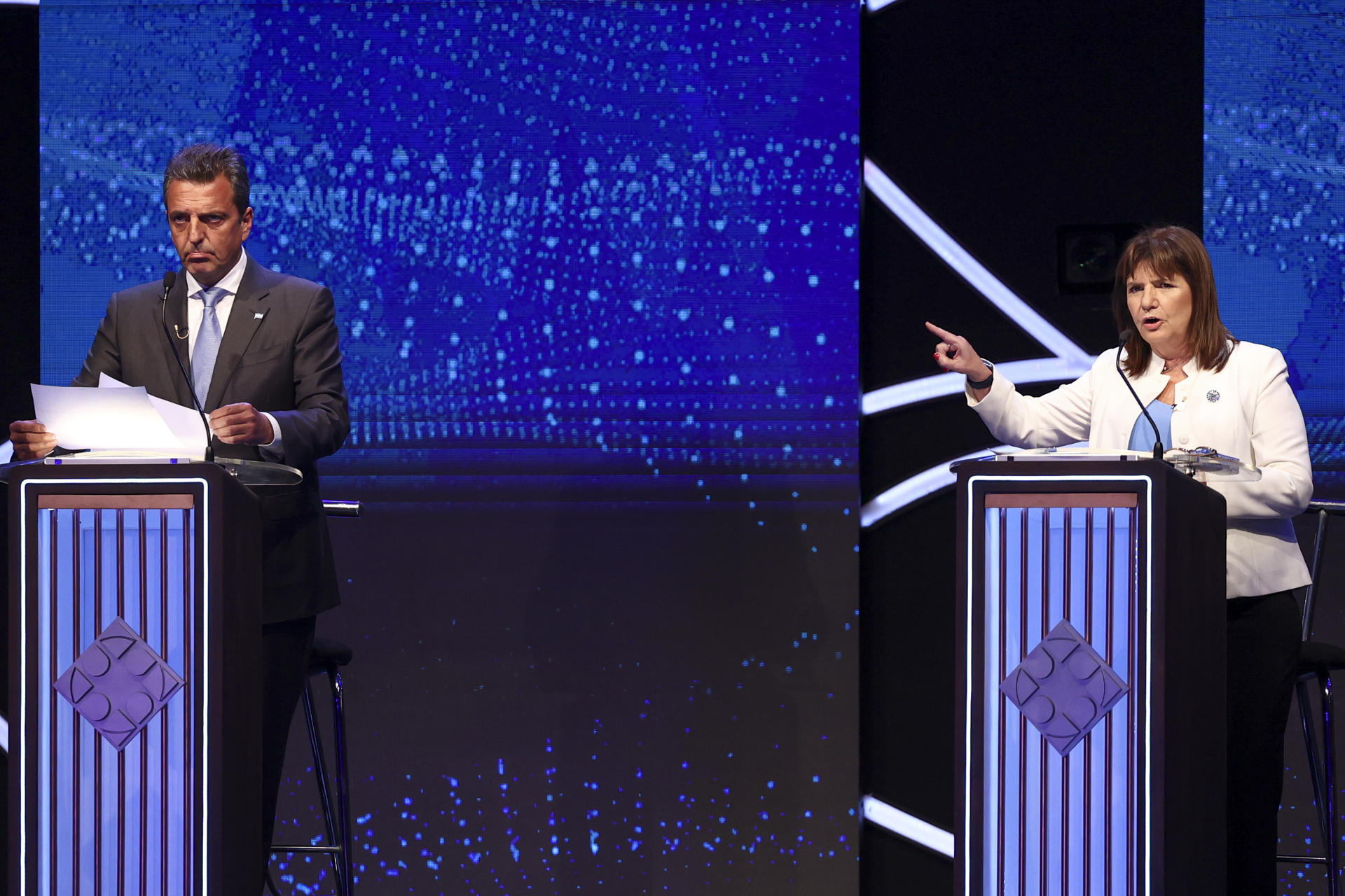 El candidato Sergio Massa (i) y la candidata Patricia Bullrich participan hoy en el Debate Presidencial 2023, en Santiago del Estero (Argentina). EFE/Tomás Cuesta /POOL